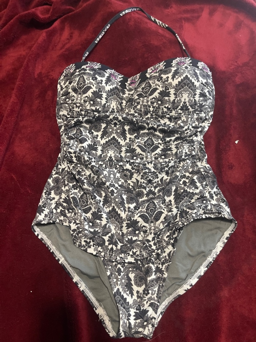 Tommy Bahama swim in Black, Gray,White Flowers purple. Snag on inside see photos